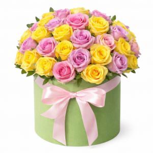 Цветы в коробке «Розы ассорти»