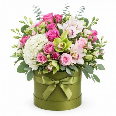 Цветочная композиция в шляпной коробке «Светлый трепет»