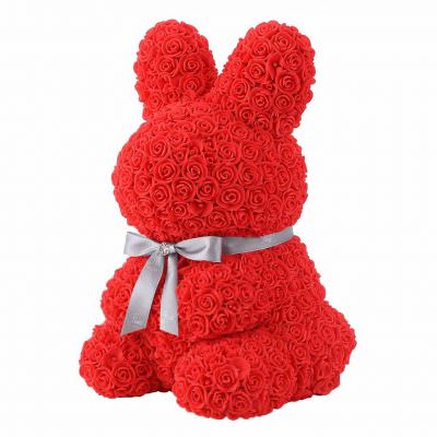Заяц из роз красный